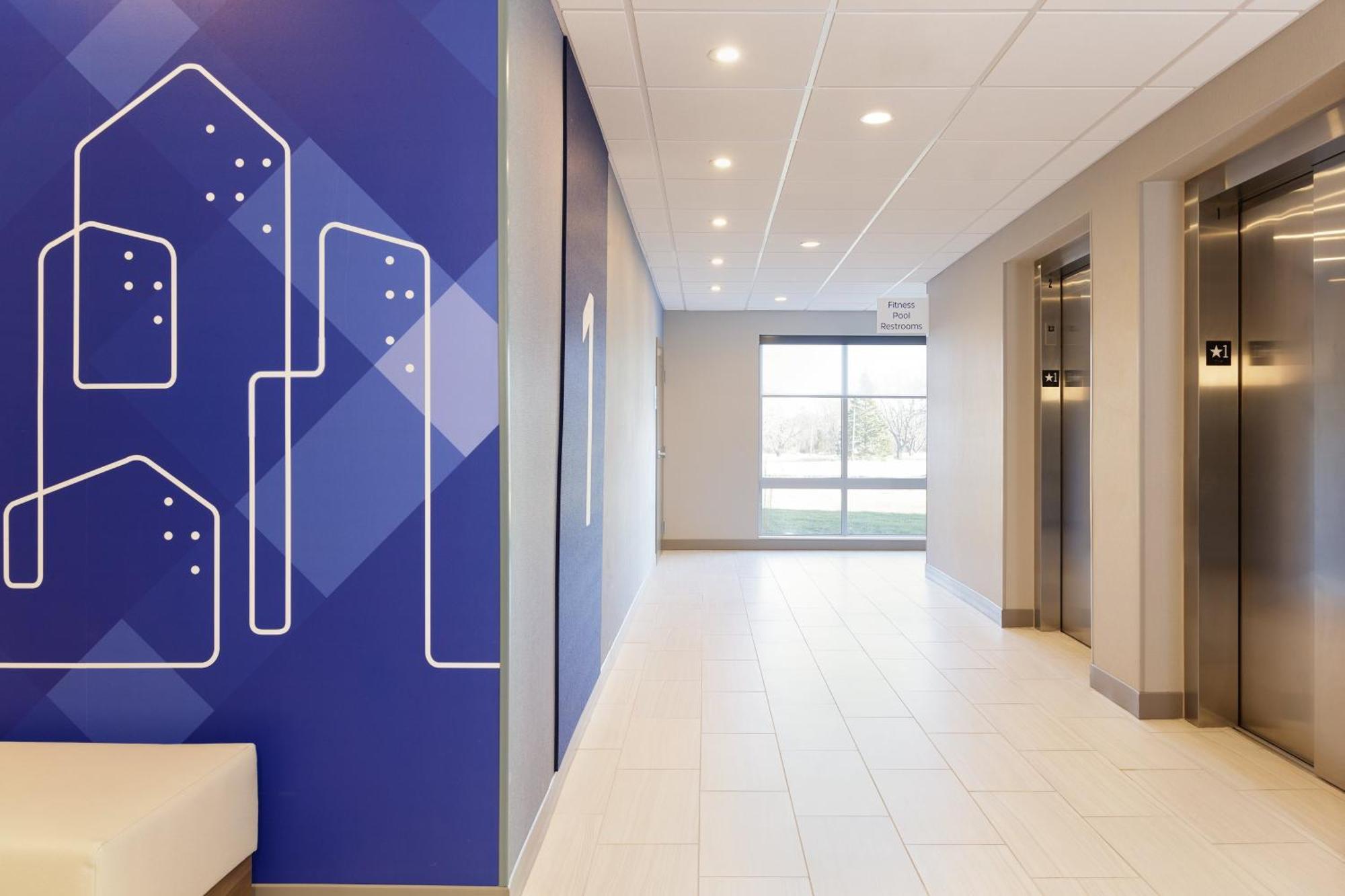 Holiday Inn Express Dallas Market Center By Ihg Exterior foto