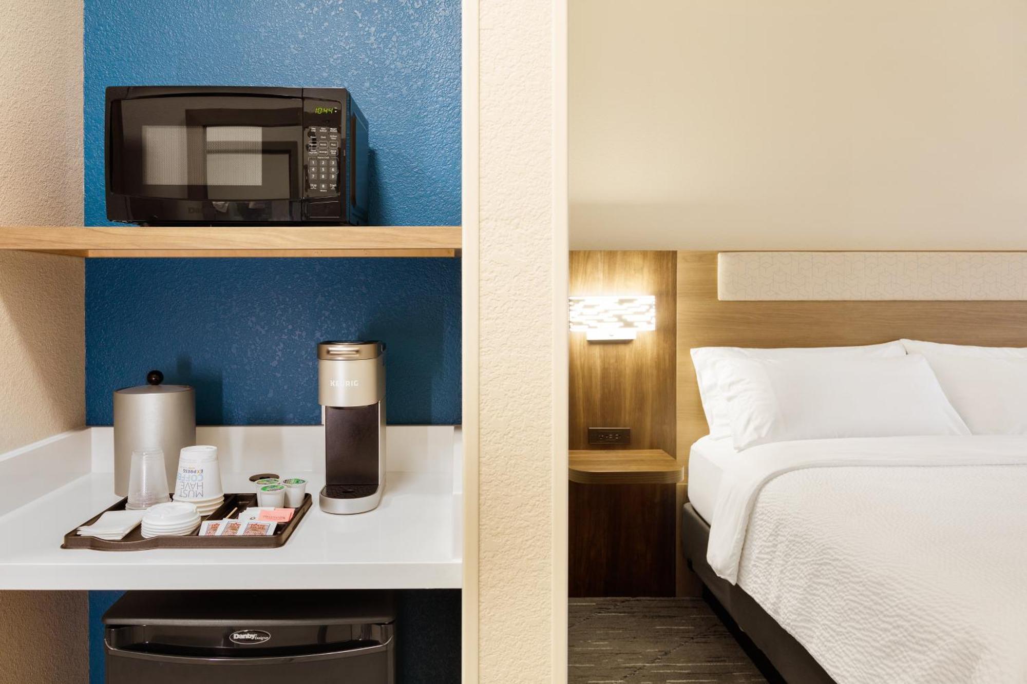 Holiday Inn Express Dallas Market Center By Ihg Exterior foto