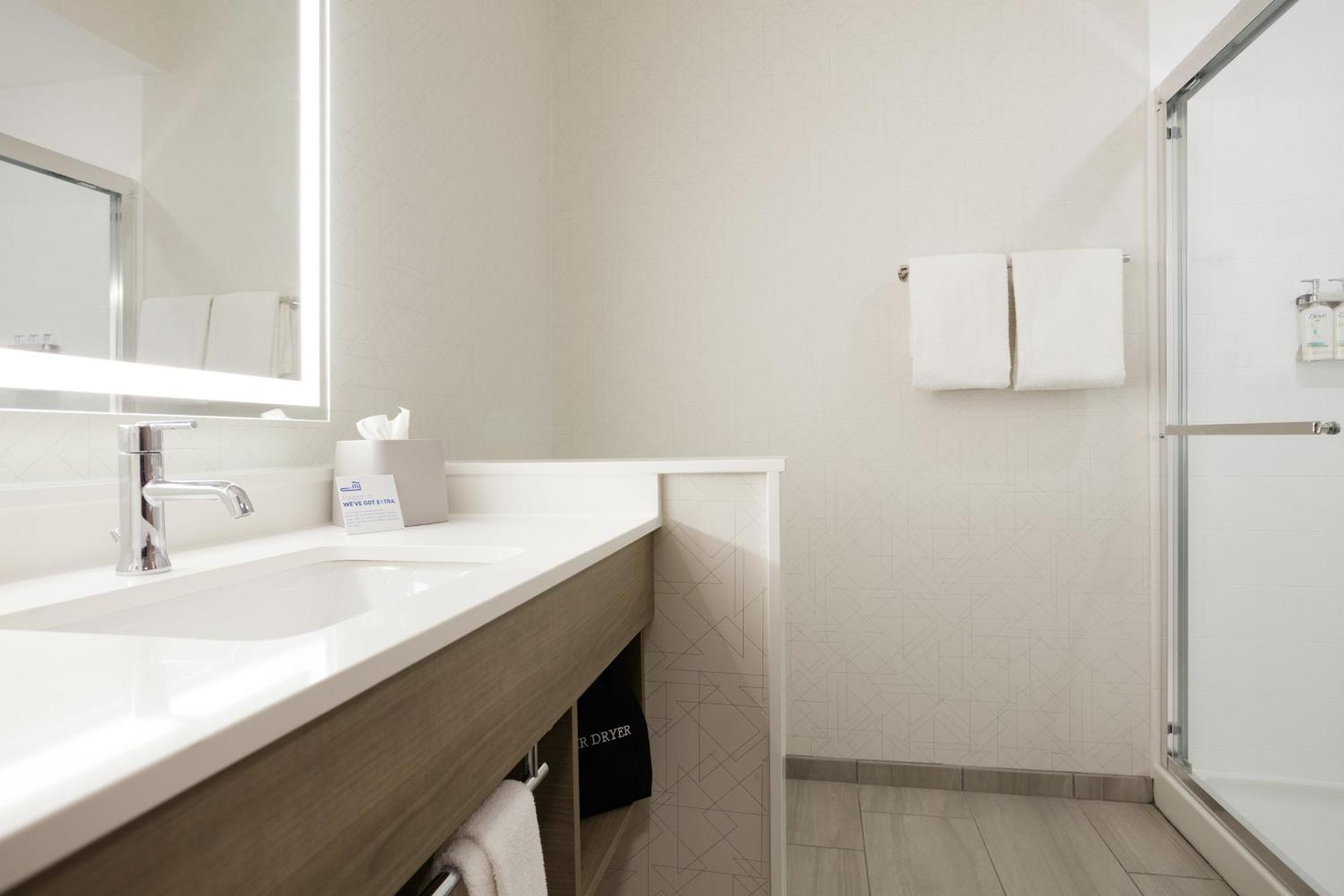 Holiday Inn Express Dallas Market Center By Ihg Exterior foto