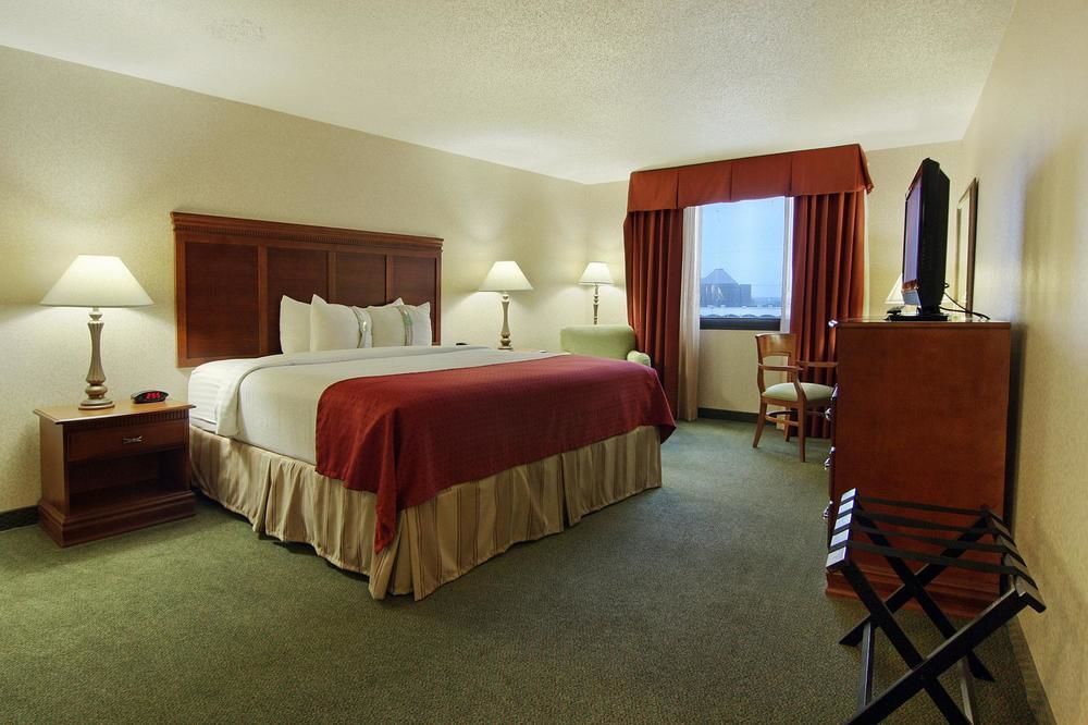 Holiday Inn Express Dallas Market Center By Ihg Exterior foto