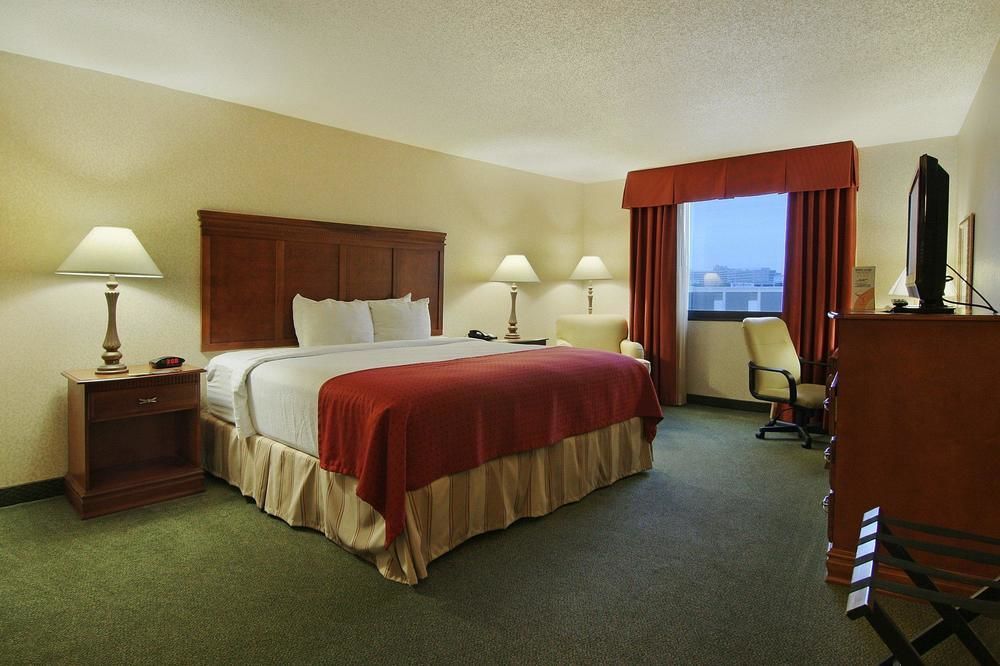 Holiday Inn Express Dallas Market Center By Ihg Exterior foto